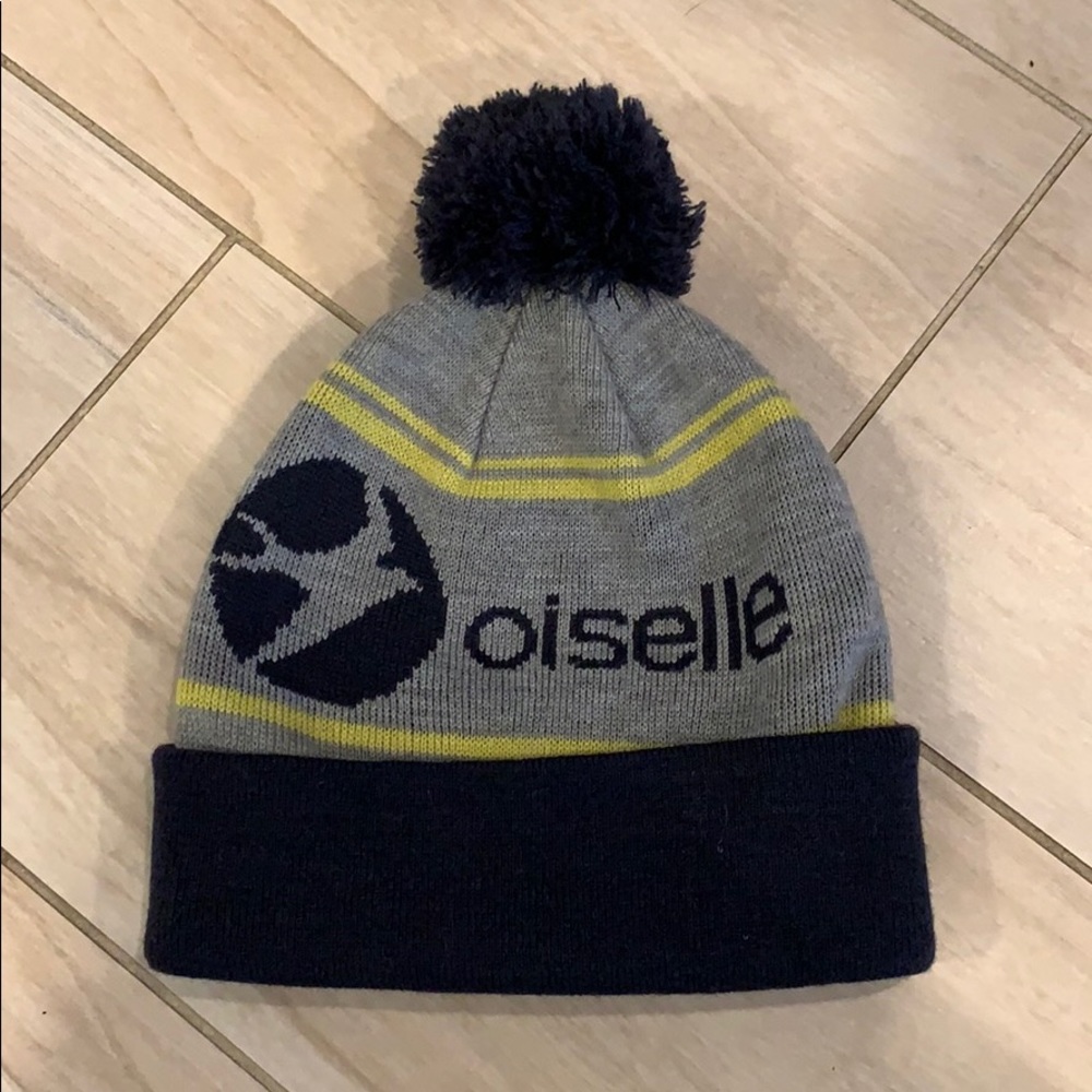 Oiselle Pom beanie